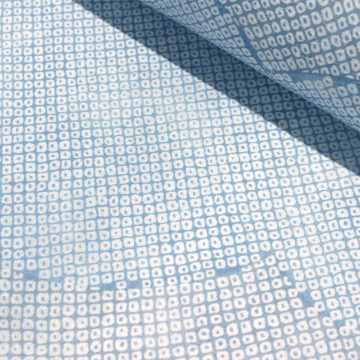 市松格子紋紗小紋【擦り疋田を込めた雪輪◆淡藤色×白×絹鼠色】ブルーラベンダー 正絹綸子 鳩羽鼠に絞りの小紋 袷 | きじばとや